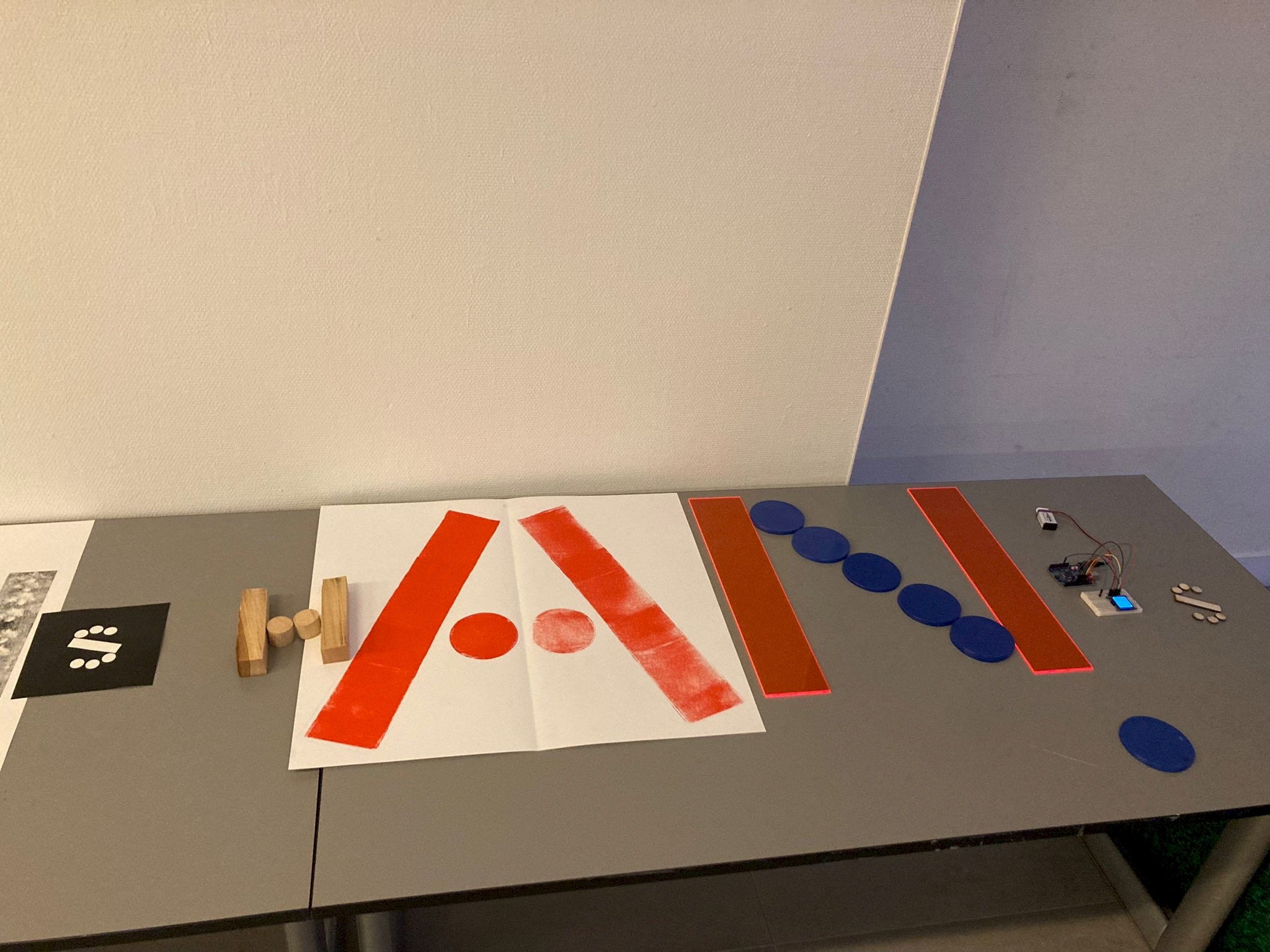 curious hands. space + sound in learning making Letters (HANDS) made in the educational workshops of Minerva. Curious Hands font, designed by Michiel Teeuw. Photo: Imka Buurke.