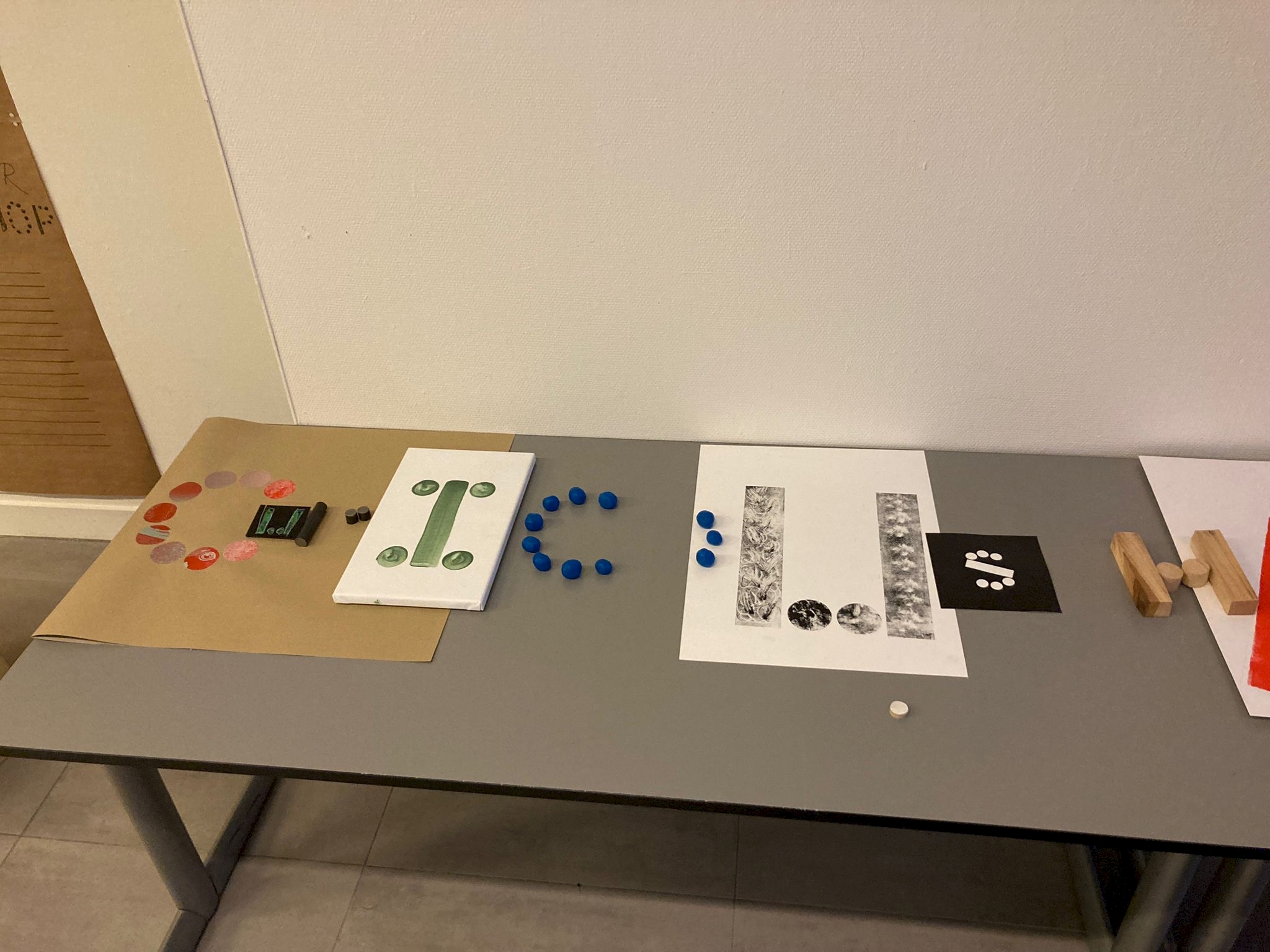 curious hands. space + sound in learning making Letters (CURIOUS) made in the educational workshops of Minerva. Curious Hands font, designed by Michiel Teeuw. Photo: Imka Buurke.