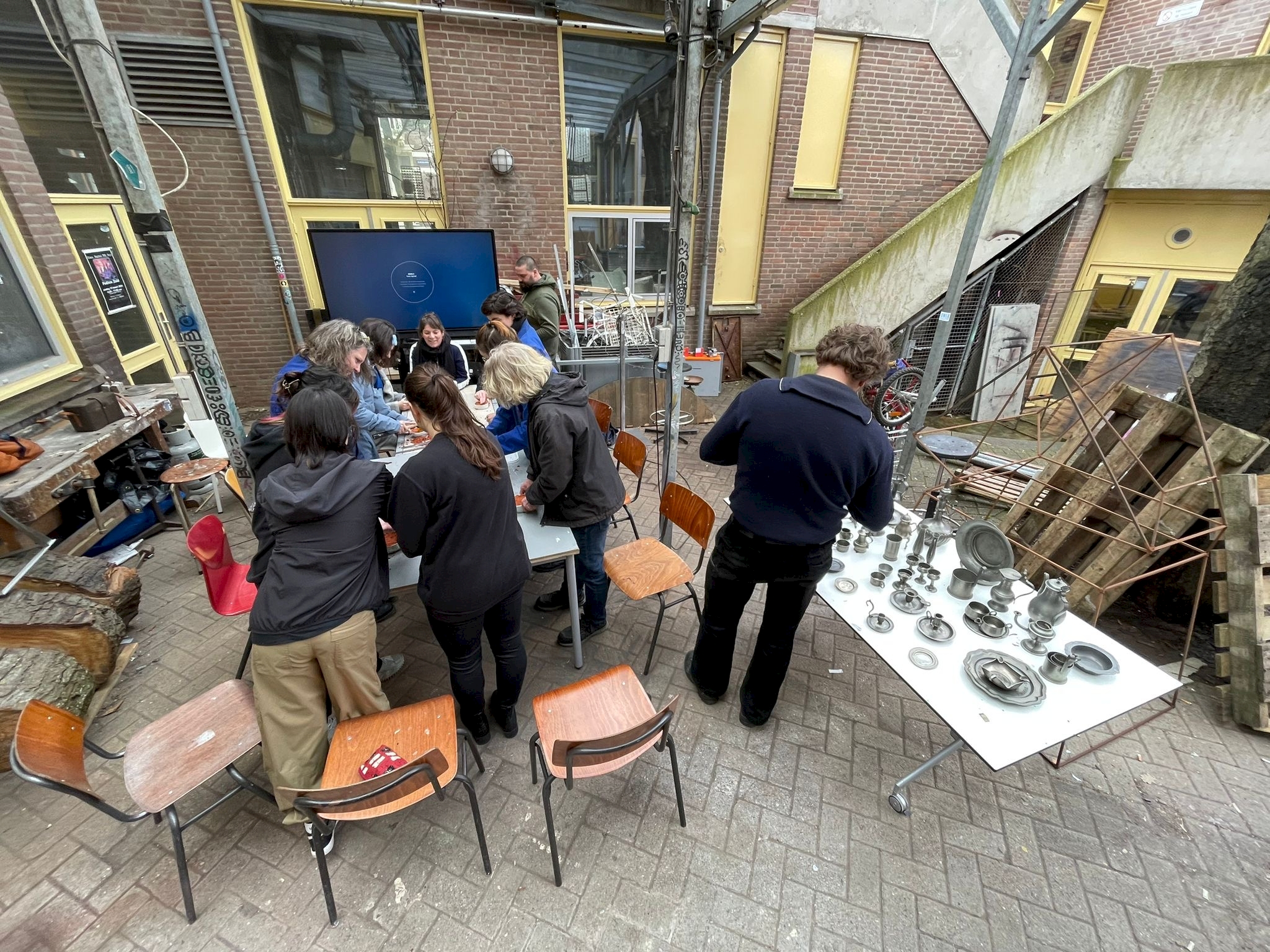 curious hands. space + sound in learning making Workshops. Screaming Tin. Marcel van Kan. Photo Marcel van Kan.