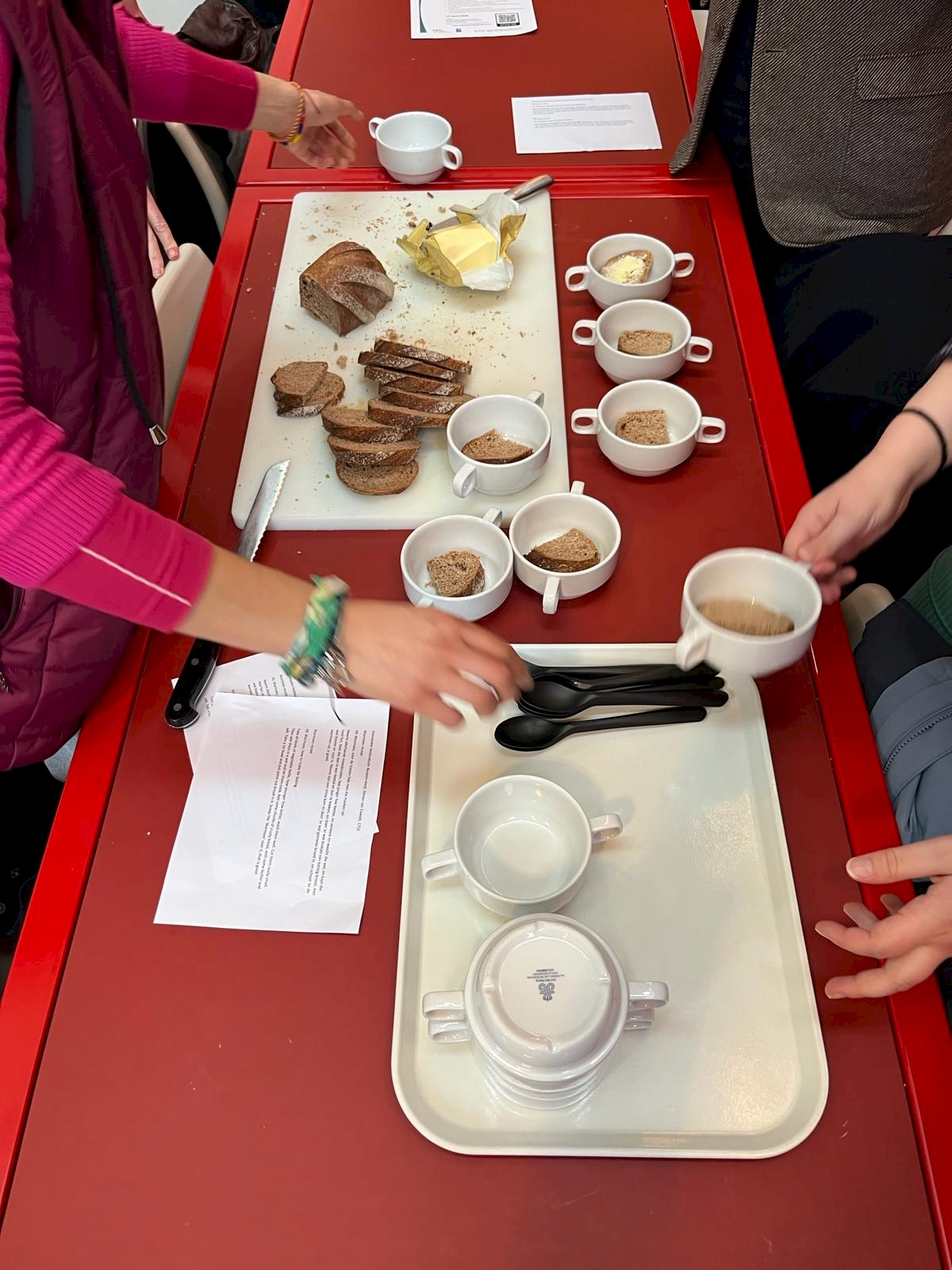 curious hands. space + sound in learning making Workshop. How to make warmoes. Marieke Hendriksen, Vera Eising & Vanessa Bakhuizen-van ‘t Hoogt. Photo: Imka Buurke.