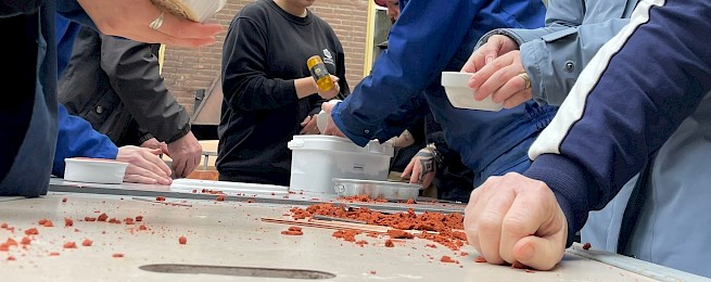 curious hands. space + sound in learning making Workshops. Screaming Tin. Marcel van Kan. Photo Marcel van Kan.