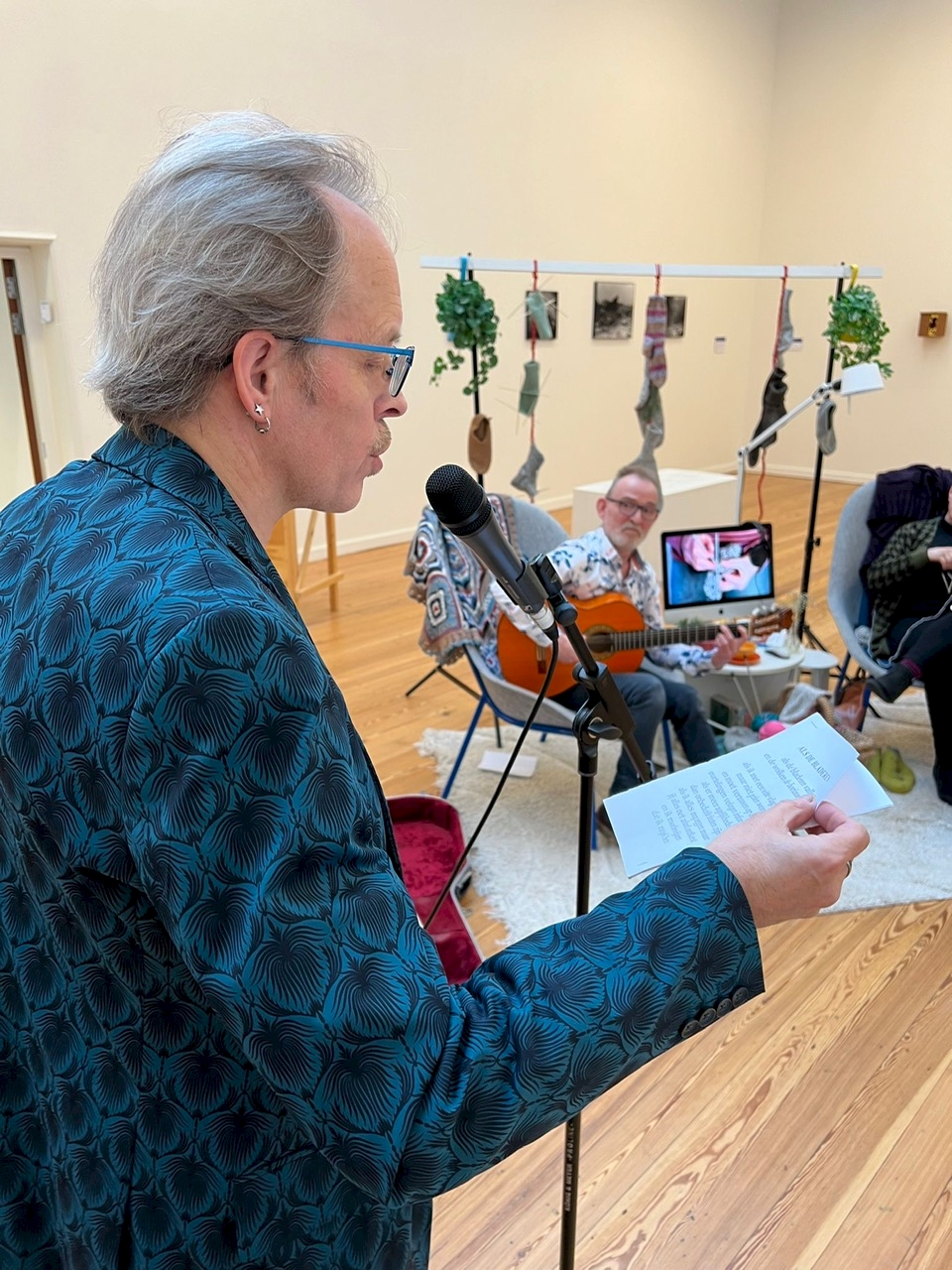 Knowing me. Knowing you. These are Curious Hands Finissage Knowing Me. Knowing You. 28 March 2024. Poetry and Guitar René Alberts and Bertie Kooistra.