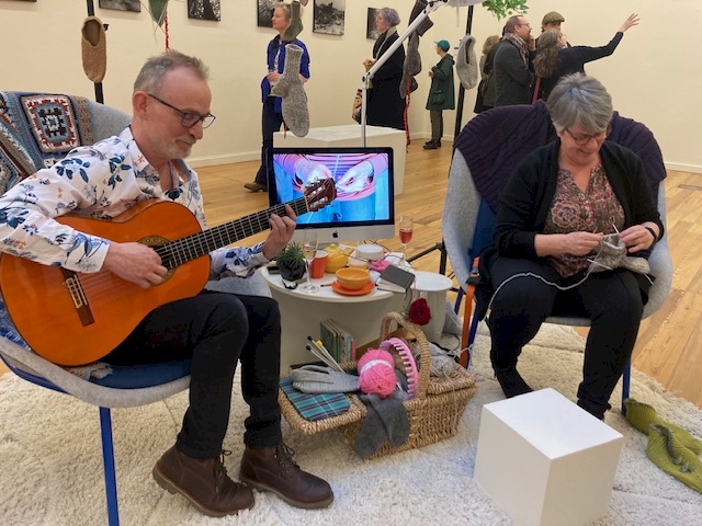 Knowing me. Knowing you. These are Curious Hands Opening Knowing Me. Knowing You. 21 March 2024. Guitar Bertie Kooistra. Knitting Club Té Keijzer.